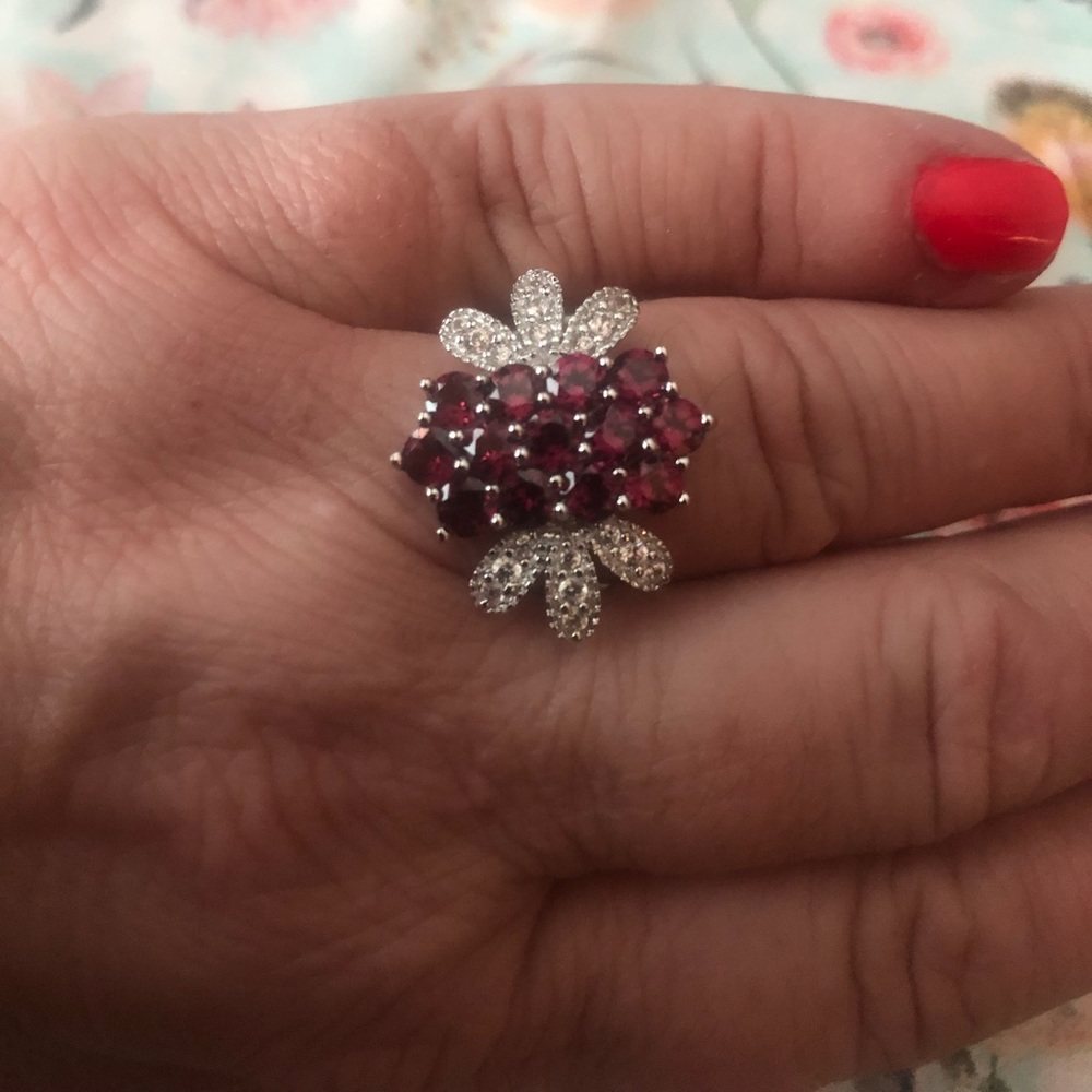 BNWOT women’s beautiful garnet ring.